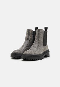 Bottines Chelsea en métal gris avec une tige texturée, des panneaux latéraux élastiques noirs et une épaisse semelle en caoutchouc noir ; arbore un design à bout arrondi.