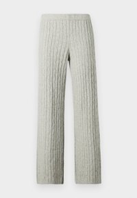 Pantalon tricoté gris clair avec motif torsadé, jambes droites et taille élastique sur fond blanc uni.