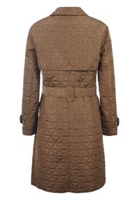 Abrigo acolchado marrón con cintura ceñida por un cinturón, gran cuello y detalles de botones en la parte posterior, que presenta un patrón de diamantes y mangas largas.
