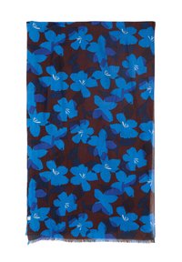 Blumen-Schal mit einem dunkelbraunen Hintergrund, großen blauen Blumen und dunklen blauen Akzenten, weißen Details in den Blütenzentren und fransenartigen Kanten.