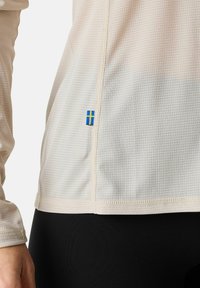 Lichtbeige lange mouwen sportshirt met een ruitpatroon, voorzien van een blauw en geel vlagembleem aan de zijkant en gestikte naden.