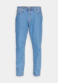 Jeans in denim azzurro chiaro con taglio dritto, cinque tasche e chiusura a bottone. Il tessuto presenta una classica texture sbiadita.