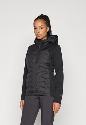 Fekete dzseki, puffos elülső résszel, testhez simuló fazonnal és kapucnival. A texturált részek kontrasztálnak a sima anyaggal. Cipzáras elülső rész és rugalmas mandzsetták.