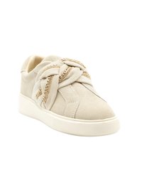 Sneaker in suede beige con un design di lacci intrecciati e dettagli in catena dorata, texture liscia e suola in gomma arrotondata.