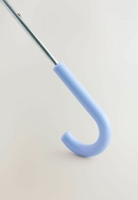 Manico curvo blu chiaro di un ombrello con una finitura lucida, attaccato a un asta in metallo argentato. Design semplice e funzionale.