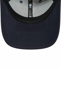 Marine-Kappe mit gebogenem Schild, aus Stoff gefertigt, mit gestickten Details und hellem Inneren. Enthält einen verstellbaren Riemen und Belüftungsöffnungen.