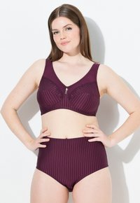 Bordeaux beha en set met hoogpants featuring verticale strepen, een gladde textuur, kantaccenten op de beha en een sluiting aan de voorkant.