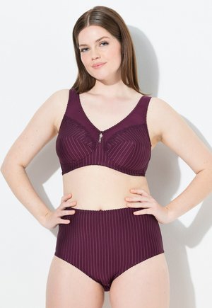 Bordeaux beha en set met hoogpants featuring verticale strepen, een gladde textuur, kantaccenten op de beha en een sluiting aan de voorkant.