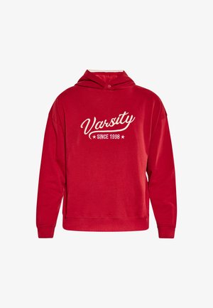 Rode hoodie met een zachte textuur, voorzien van een wit "Varsity"-ontwerp en de tekst "SINCE 1998". Ruime pasvorm met een capuchon en lange mouwen.