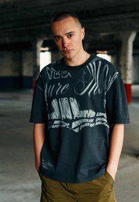 Next T-shirt med print - slate grey