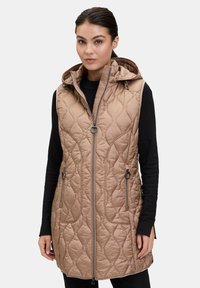 Gilet imbottito beige con cappuccio, dotato di zip completa, due tasche laterali e lacci regolabili al collo e in vita. Motivo testurizzato.