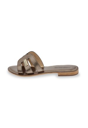 Sandale slide en cuir bronze avec trois sangles découpées, semelle plate et finition cousue le long des bords. Accent de talon en bois.