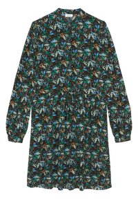 Långärmad klänning i mörkt tyg med blommönster i grönt, blått och brunt. Har en rund halsringning och en samlad midja för en flödande silhuett.