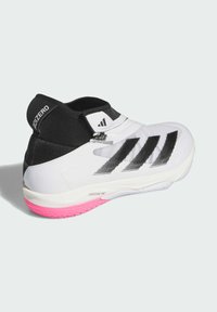 Weiße Sportschuh mit schwarzen Akzenten und drei schwarzen Streifen. Verfügt über ein strukturiertes Obermaterial und eine pinkfarbene Sohle. Enthält einen Klettverschluss für die Passform.