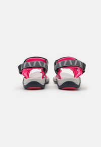 Sandali grigi e rosa con due cinturini regolabili, soletta imbottita e suola texturizzata per una buona presa. Vista posteriore che mette in evidenza i dettagli del design.