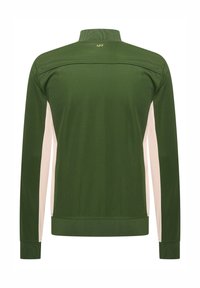 Pulóver de tela acanalada verde con un cuello alto, que presenta paneles laterales en crema y detalle del logo en dorado en la parte posterior. Diseño elegante y moderno.