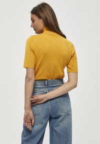 Minus MILIMA ROLL NECK KNIT - Pamata T-krekls - golden bell