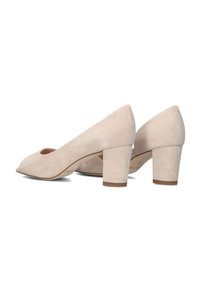 Chaussures à talons hauts en daim beige avec un design à bout ouvert et un talon épais. Texture lisse et forme effilée.