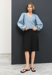 Next REGULAR FIT - WRAP - Blūze - bleach
