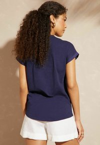 Love & Roses PETITE FIT - V-NECK  - Apdrukāts T-krekls - navy blue