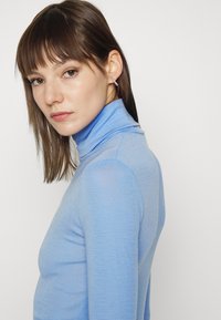 ARKET Camisola - light blue