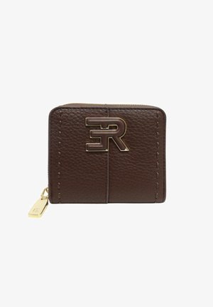 Portafoglio in pelle marrone con texture, con logo tono oro al centro e cursore della cerniera in oro sul lato sinistro, su sfondo bianco.