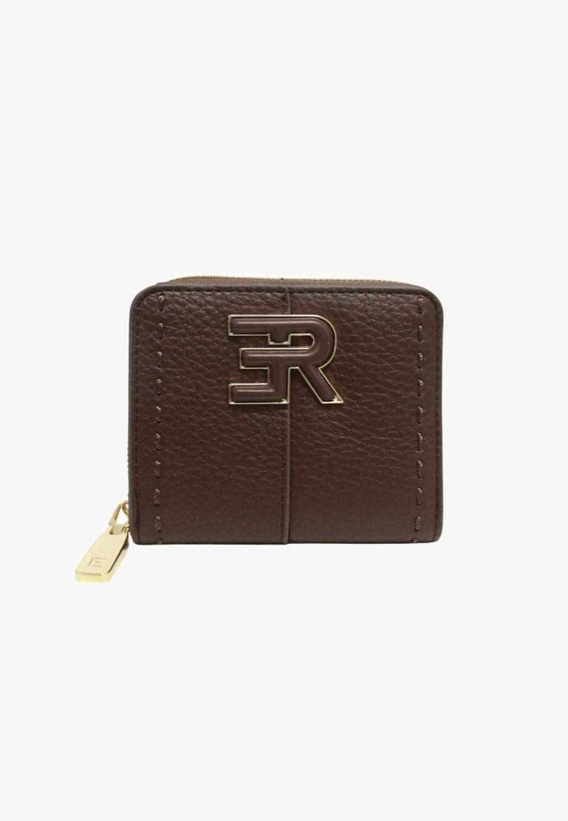 Portafoglio in pelle marrone con texture, con logo tono oro al centro e cursore della cerniera in oro sul lato sinistro, su sfondo bianco.