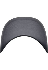 Casquette de baseball grise avec une visière incurvée, fabriquée en tissu texturé. Présente des coutures visibles le long des bords et une doublure intérieure lisse.