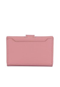 Roze leren portemonnee met een gestructureerd oppervlak, slank rechthoekig ontwerp en contrasterende stiksels. Bevat vakken voor kaarten en een drukknoopsluiting.