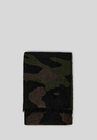 Sciarpa con motivo mimetico in tessuto verde e nero. Presenta bordi sfrangiati e una forma rettangolare con un'etichetta di marca.