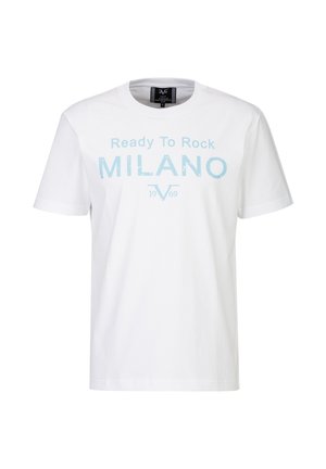 Weißes T-Shirt mit kurzen Ärmeln und hellblauem Text "Ready To Rock MILANO 1969" sowie einem kleinen stilisierten Logo unter dem Text.