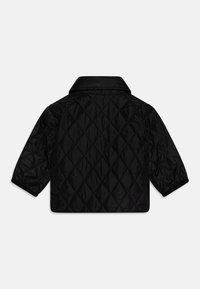 Giacca nera trapuntata con collo con risvolto e maniche lunghe, caratterizzata da un motivo a rombi e polsini elasticizzati. Tessuto liscio e lucido.