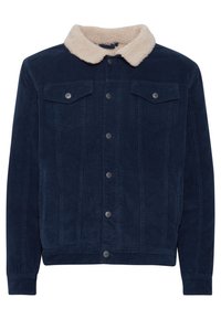 Chaqueta de pana azul marino con un cuello de borreguillo crema, botones a presión, dos bolsillos en el pecho, puños acanalados y una superficie texturizada.