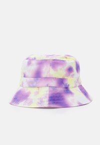 Bøttehatt laget av lett materiale med et tie-dye mønster i lilla og gule nyanser, med en bred, nedoverbuet brem.