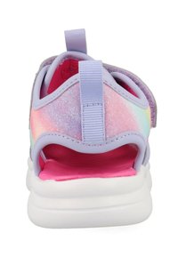 Fioletowe i różowe trampki z siateczkową cholewką, błyszczącym wykończeniem, miękkim wyściełanym kołnierzem oraz białą gumową podeszwą. Posiadają tylny pasek ułatwiający zakładanie.