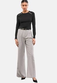 REGULAR FIT - SCALLOP BUTTONED CREW NECK  - Neule - black
