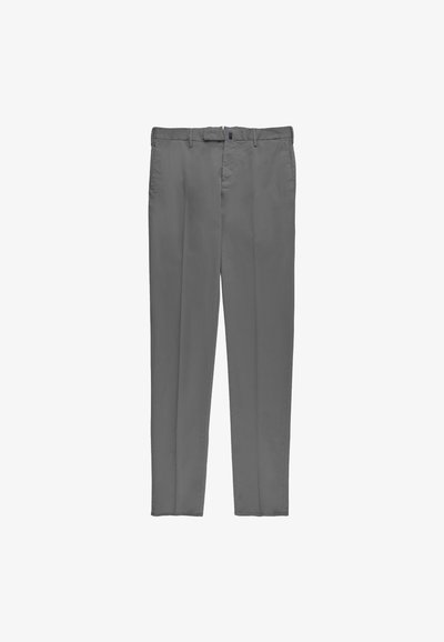 Pantaloni formali grigi da uomo con passanti per cintura, zip frontale e tasche, mostrati distesi su sfondo bianco.