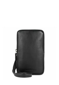 Bolsita de cuero negro con superficie texturizada, forma rectangular, cierre de cremallera y correa para la muñeca desmontable. Presenta un logotipo en relieve en la parte frontal.