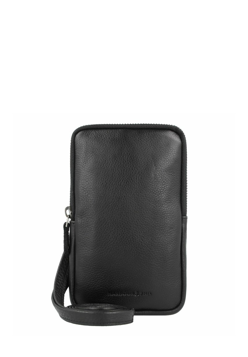 Bolsita de cuero negro con superficie texturizada, forma rectangular, cierre de cremallera y correa para la muñeca desmontable. Presenta un logotipo en relieve en la parte frontal.