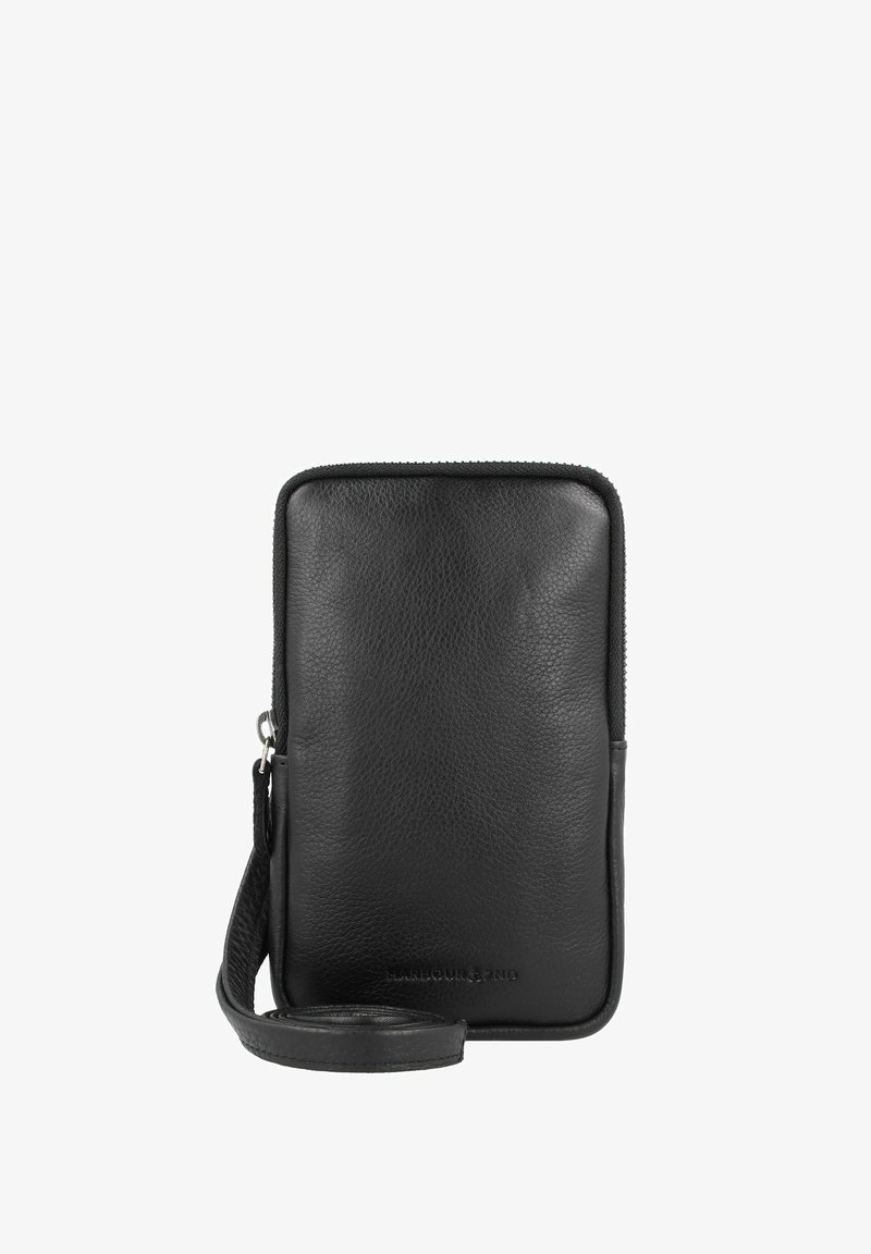 Bolsita de cuero negro con superficie texturizada, forma rectangular, cierre de cremallera y correa para la muñeca desmontable. Presenta un logotipo en relieve en la parte frontal.