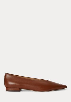 Chaussure plate en cuir marron à bout pointu avec un petit talon bloc et une finition lisse, vue de côté sur fond blanc.