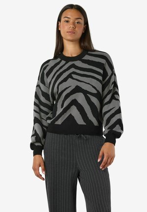 Zwart en grijs sweater met zebra-patroon; ribbelboord bij de hals en mouwen; gestructureerde gebreide stof; gecombineerd met grijze pantalons met streepjes.
