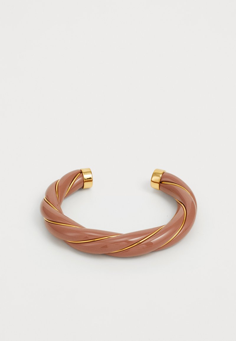 Bracciale rigido marrone lucido attorcigliato con sottili bande dorate che si avvolgono intorno e tappi dorati su ciascuna estremità aperta, posizionato su uno sfondo bianco.