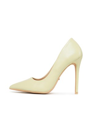 Szpilka z migdałowym noskiem wykonana z gładkiej, pastelowo żółtej skóry; posiada wąski obcas typu szpilka oraz niskie wycięcie w cholewce.