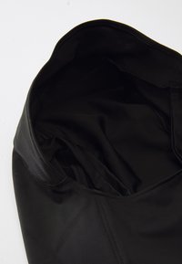 Fekete, sima textília fényes felülettel; kerek nyakkivágással és varrat nélküli szélekkel rendelkezik, alkalmas testhezálló ruházathoz.