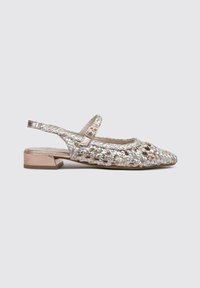 Chaussure slingback tissée avec une finition métallique ; dotée d'un petit talon bloc et d'une sangle ajustable ; principalement argentée avec des accents irisés.