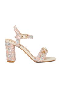 Roze en blauwe geweven stof heeled sandaal met een blokhak, versierd met bloemaccenten en parels, met een gespsluiting rond de enkel.