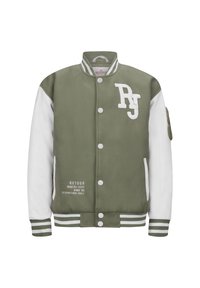 Olijfgroene varsity jack met witte mouwen, geribbelde kraag en boorden, knopen aan de voorkant en een "RJ"-logo met tekst aan de onderkant.