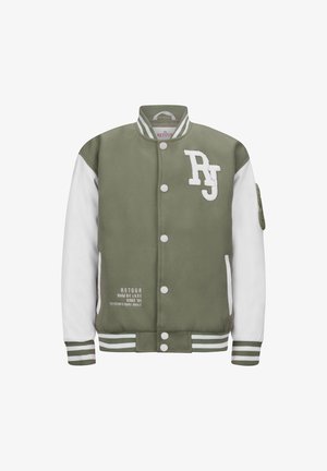 Olijfgroene varsity jack met witte mouwen, geribbelde kraag en boorden, knopen aan de voorkant en een "RJ"-logo met tekst aan de onderkant.