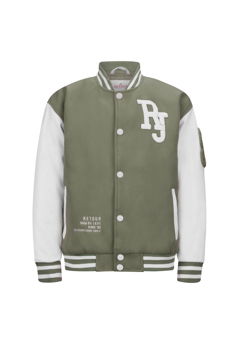 Olijfgroene varsity jack met witte mouwen, geribbelde kraag en boorden, knopen aan de voorkant en een "RJ"-logo met tekst aan de onderkant.